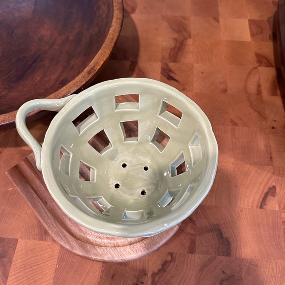 Mudpie ceramic colander/strainer, celery green! - Picture 7 of 7